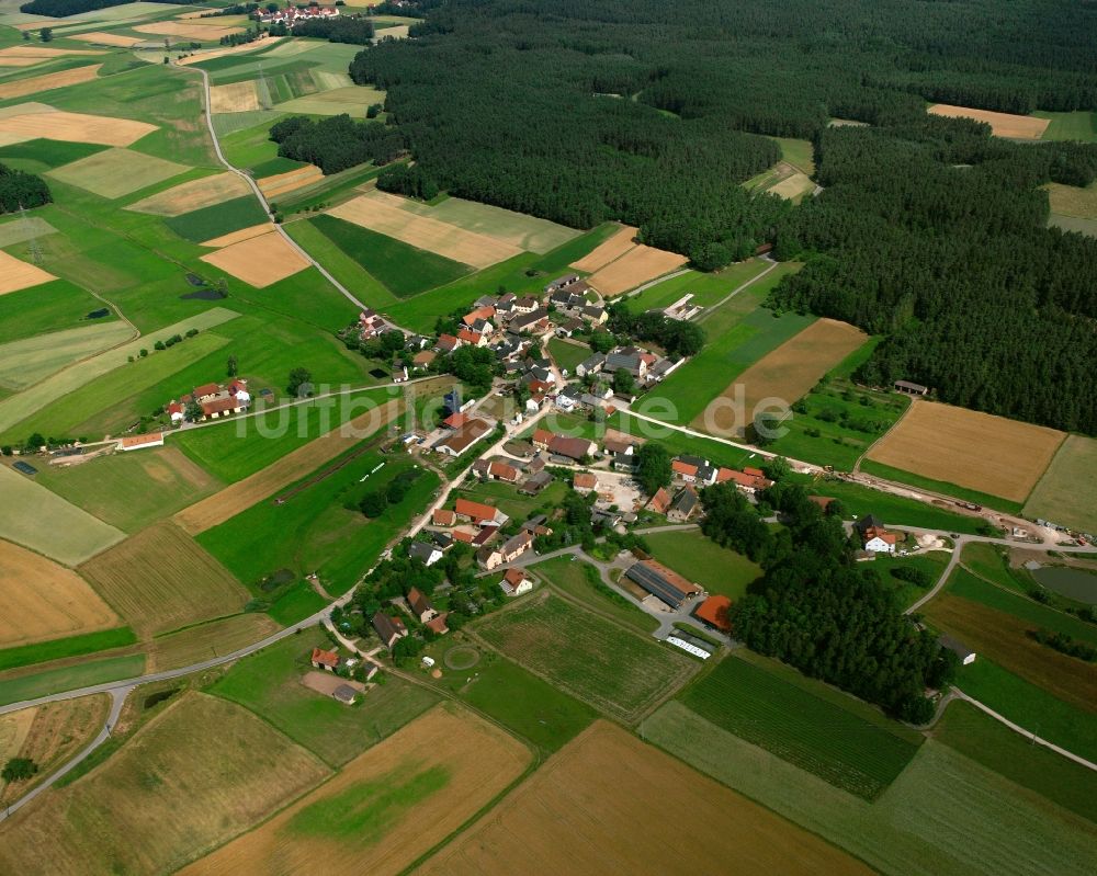 Suddersdorf von oben - Dorfkern am Feldrand in Suddersdorf im Bundesland Bayern, Deutschland