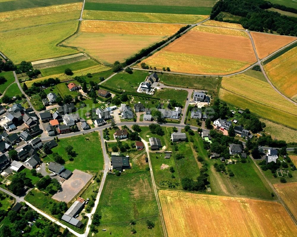 Sulzbach aus der Vogelperspektive: Dorfkern am Feldrand in Sulzbach im Bundesland Rheinland-Pfalz, Deutschland