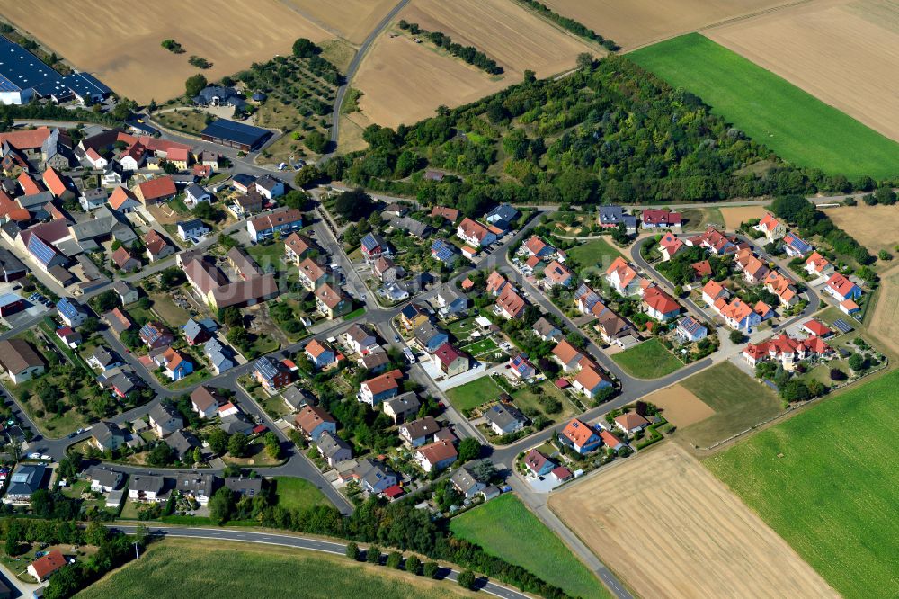 Sulzdorf aus der Vogelperspektive: Dorfkern am Feldrand in Sulzdorf im Bundesland Bayern, Deutschland