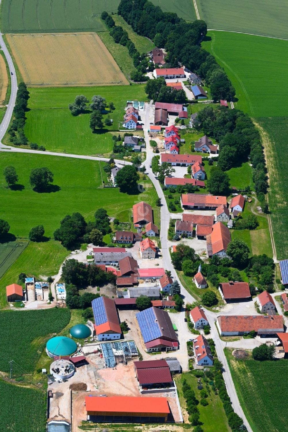 Sulzrain von oben - Dorfkern am Feldrand in Sulzrain im Bundesland Bayern, Deutschland