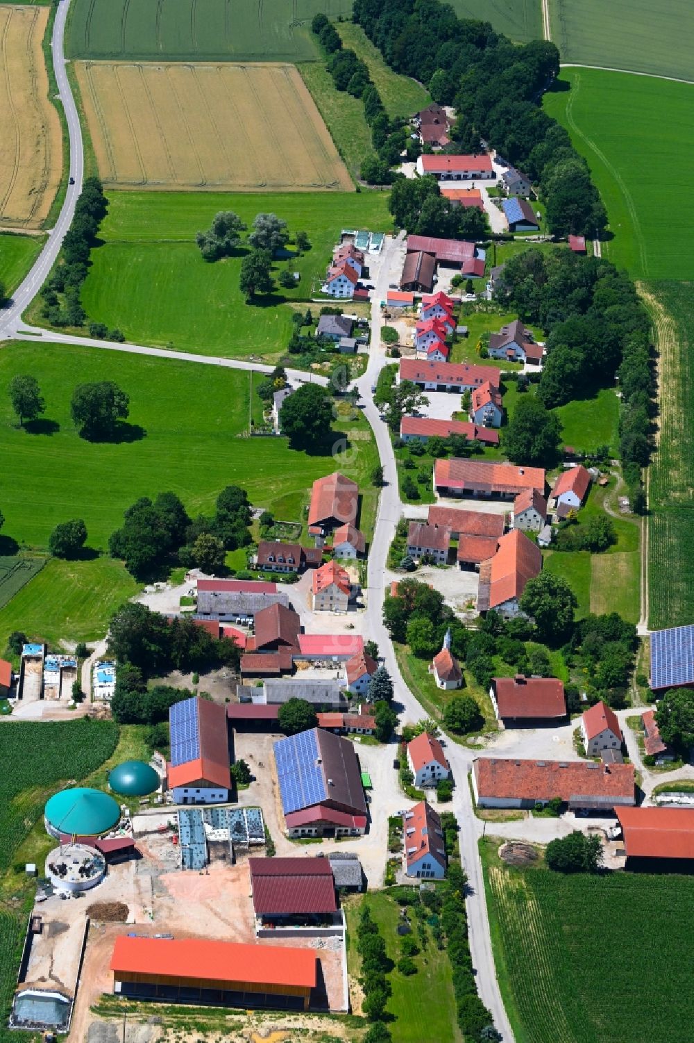 Sulzrain aus der Vogelperspektive: Dorfkern am Feldrand in Sulzrain im Bundesland Bayern, Deutschland