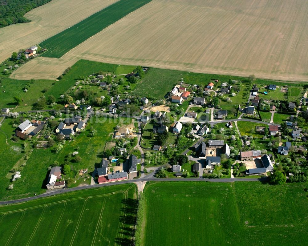 Tanneberg aus der Vogelperspektive: Dorfkern am Feldrand in Tanneberg im Bundesland Sachsen, Deutschland