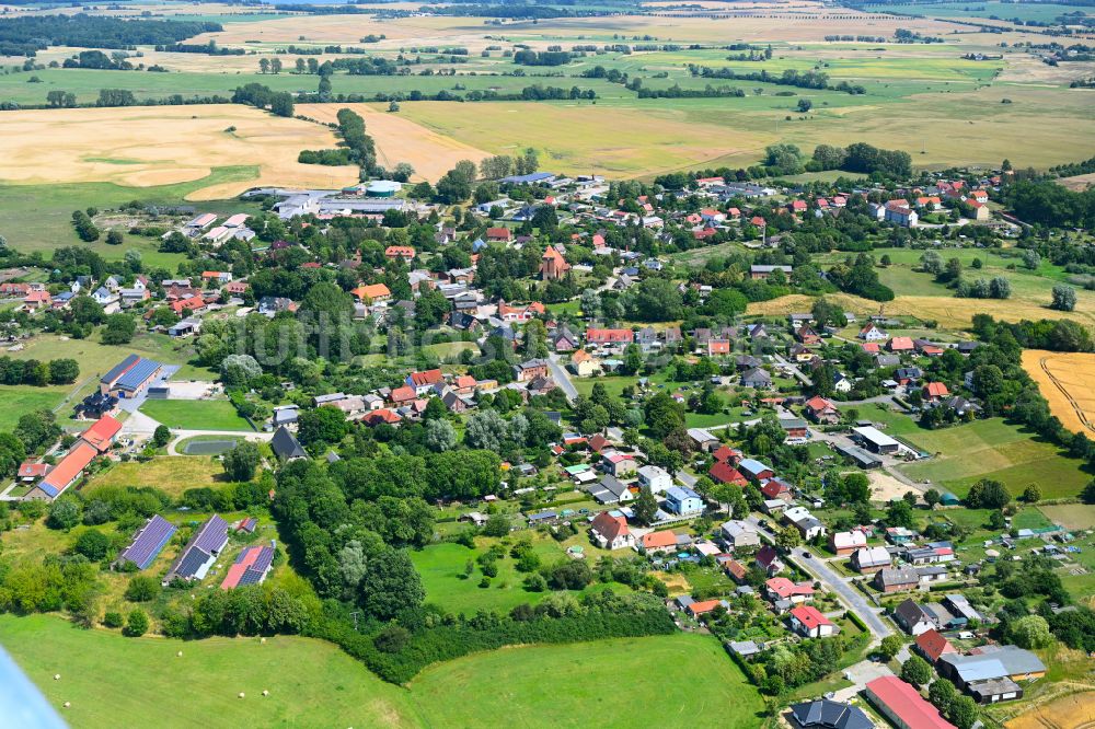 Luftaufnahme Tarnow - Dorfkern am Feldrand in Tarnow im Bundesland Mecklenburg-Vorpommern, Deutschland