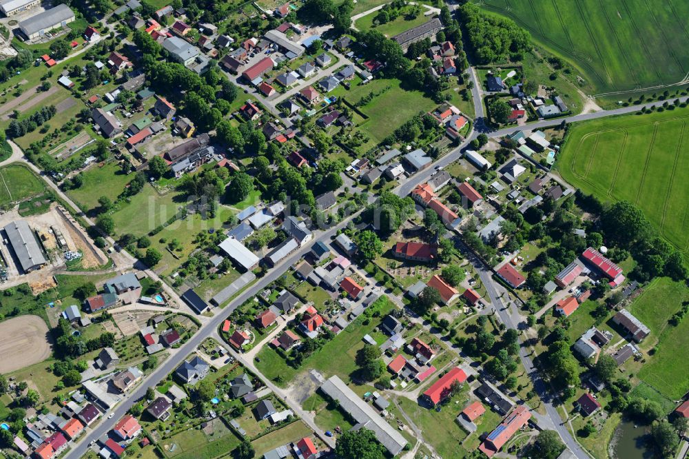 Tempelfelde von oben - Dorfkern am Feldrand in Tempelfelde im Bundesland Brandenburg, Deutschland