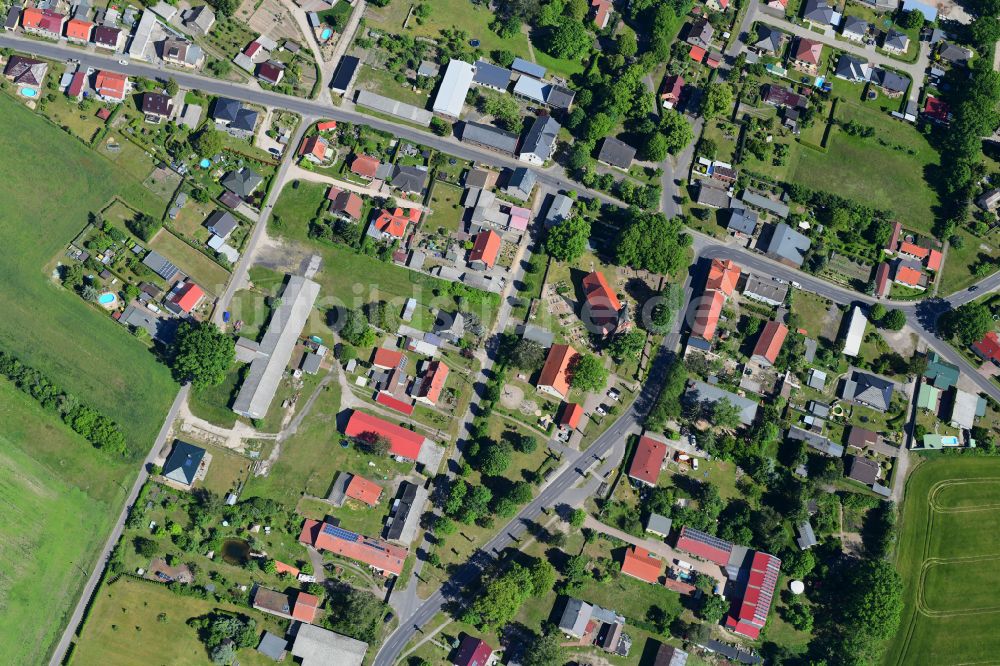 Tempelfelde aus der Vogelperspektive: Dorfkern am Feldrand in Tempelfelde im Bundesland Brandenburg, Deutschland