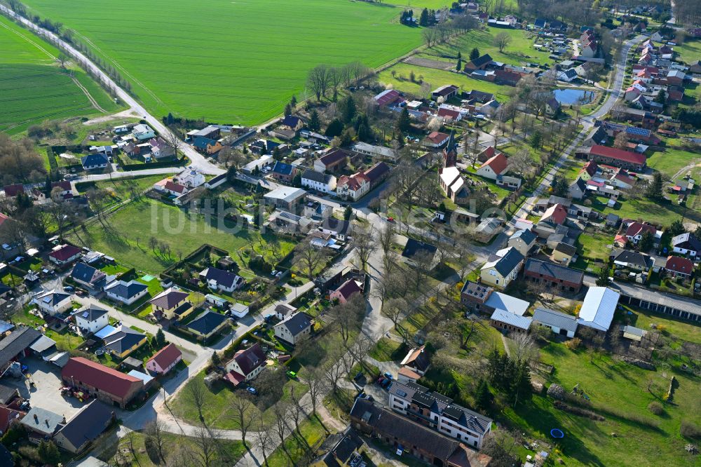 Tempelfelde aus der Vogelperspektive: Dorfkern am Feldrand in Tempelfelde im Bundesland Brandenburg, Deutschland