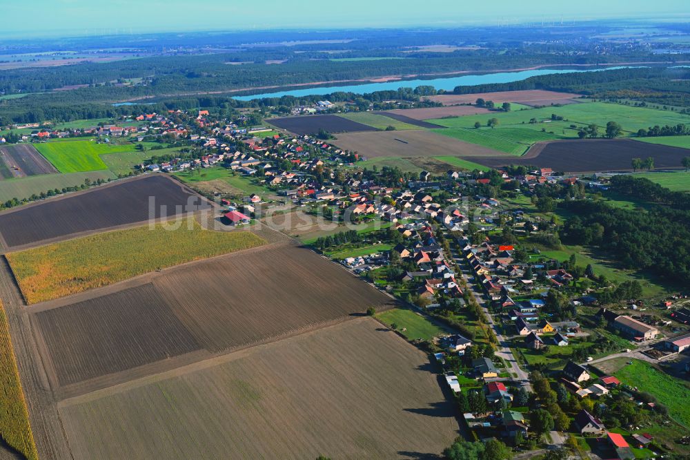 Teschendorf aus der Vogelperspektive: Dorfkern am Feldrand in Teschendorf im Bundesland Brandenburg, Deutschland