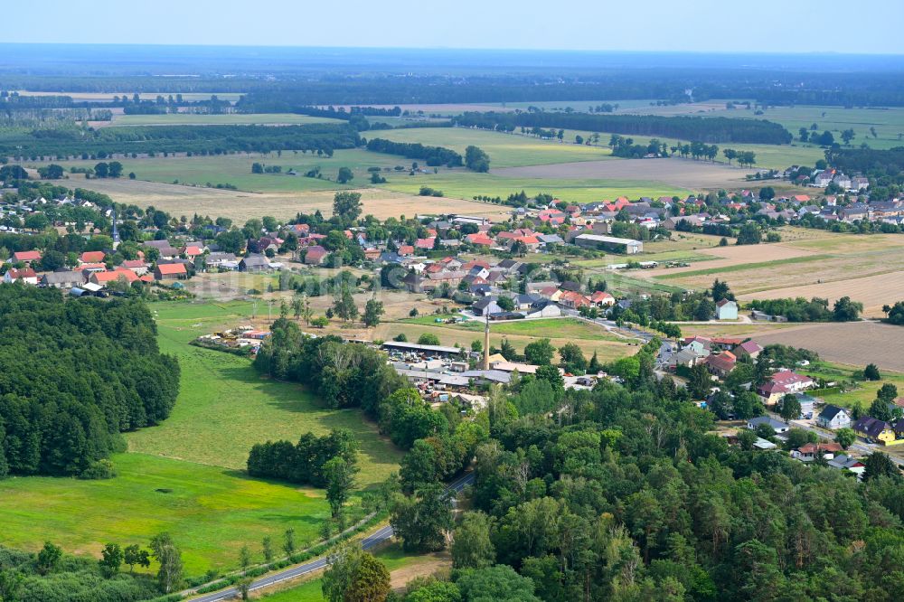 Teschendorf aus der Vogelperspektive: Dorfkern am Feldrand in Teschendorf im Bundesland Brandenburg, Deutschland