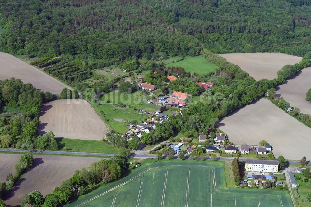 Tessenow von oben - Dorfkern am Feldrand in Tessenow im Bundesland Mecklenburg-Vorpommern, Deutschland