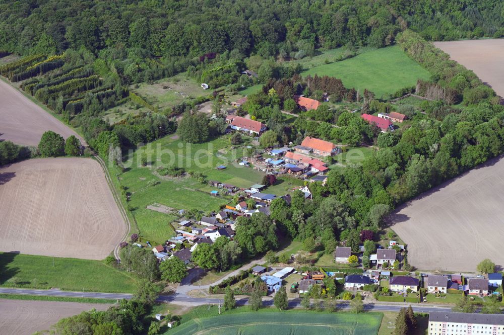 Tessenow aus der Vogelperspektive: Dorfkern am Feldrand in Tessenow im Bundesland Mecklenburg-Vorpommern, Deutschland