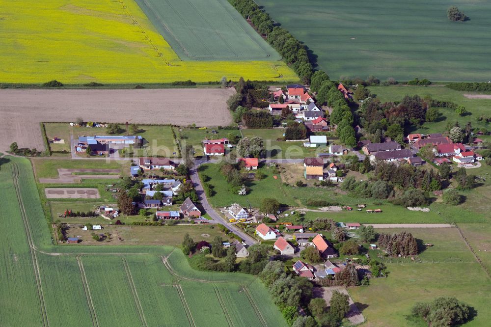 Tessenow von oben - Dorfkern am Feldrand in Tessenow im Bundesland Mecklenburg-Vorpommern, Deutschland