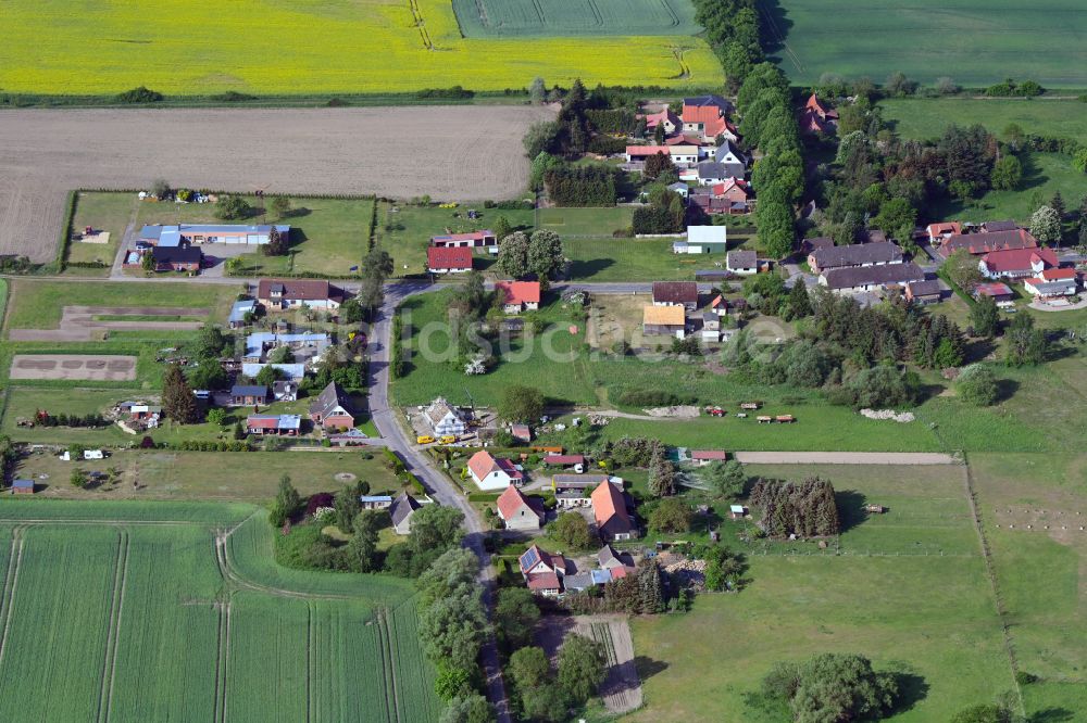 Tessenow aus der Vogelperspektive: Dorfkern am Feldrand in Tessenow im Bundesland Mecklenburg-Vorpommern, Deutschland