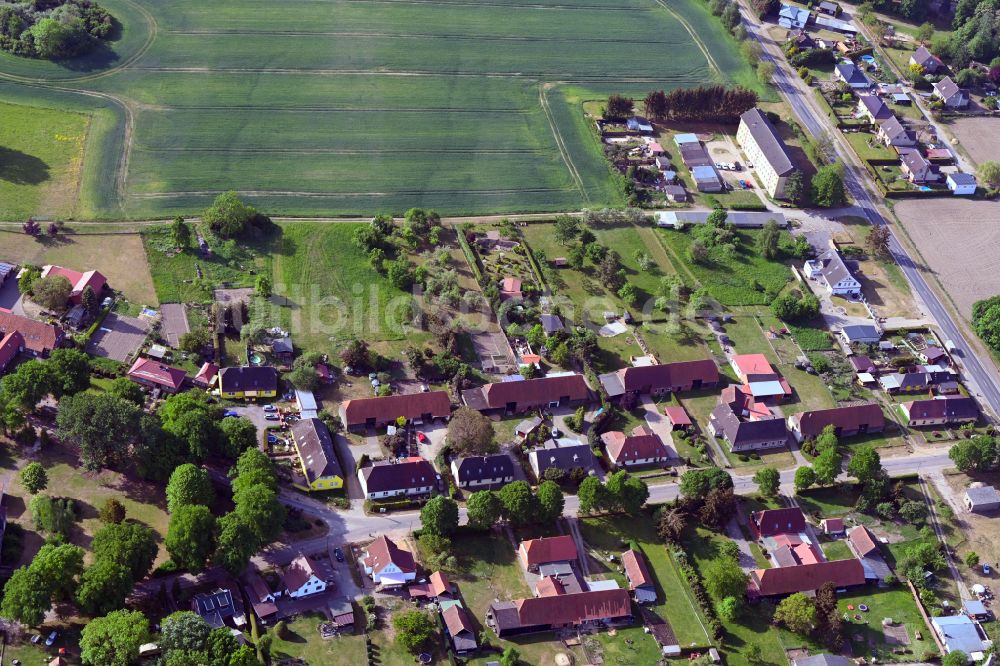 Luftaufnahme Tessenow - Dorfkern am Feldrand in Tessenow im Bundesland Mecklenburg-Vorpommern, Deutschland