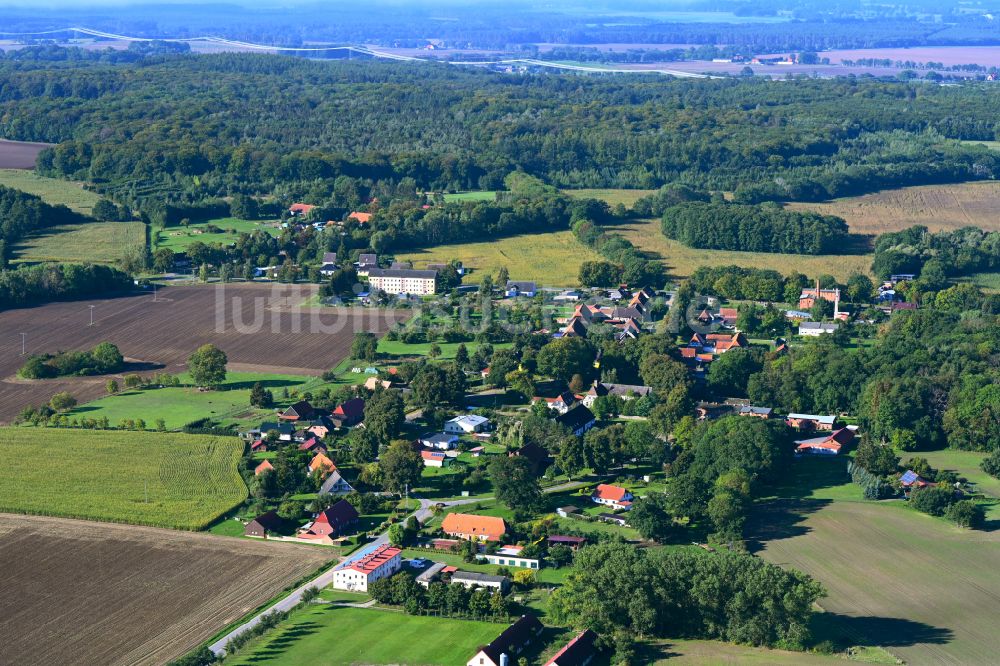 Luftaufnahme Tessenow - Dorfkern am Feldrand in Tessenow im Bundesland Mecklenburg-Vorpommern, Deutschland