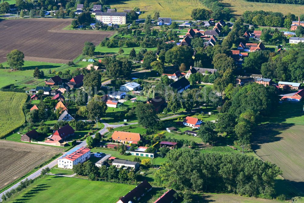 Tessenow von oben - Dorfkern am Feldrand in Tessenow im Bundesland Mecklenburg-Vorpommern, Deutschland