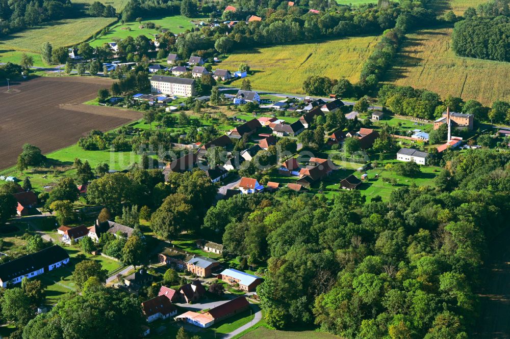 Tessenow aus der Vogelperspektive: Dorfkern am Feldrand in Tessenow im Bundesland Mecklenburg-Vorpommern, Deutschland