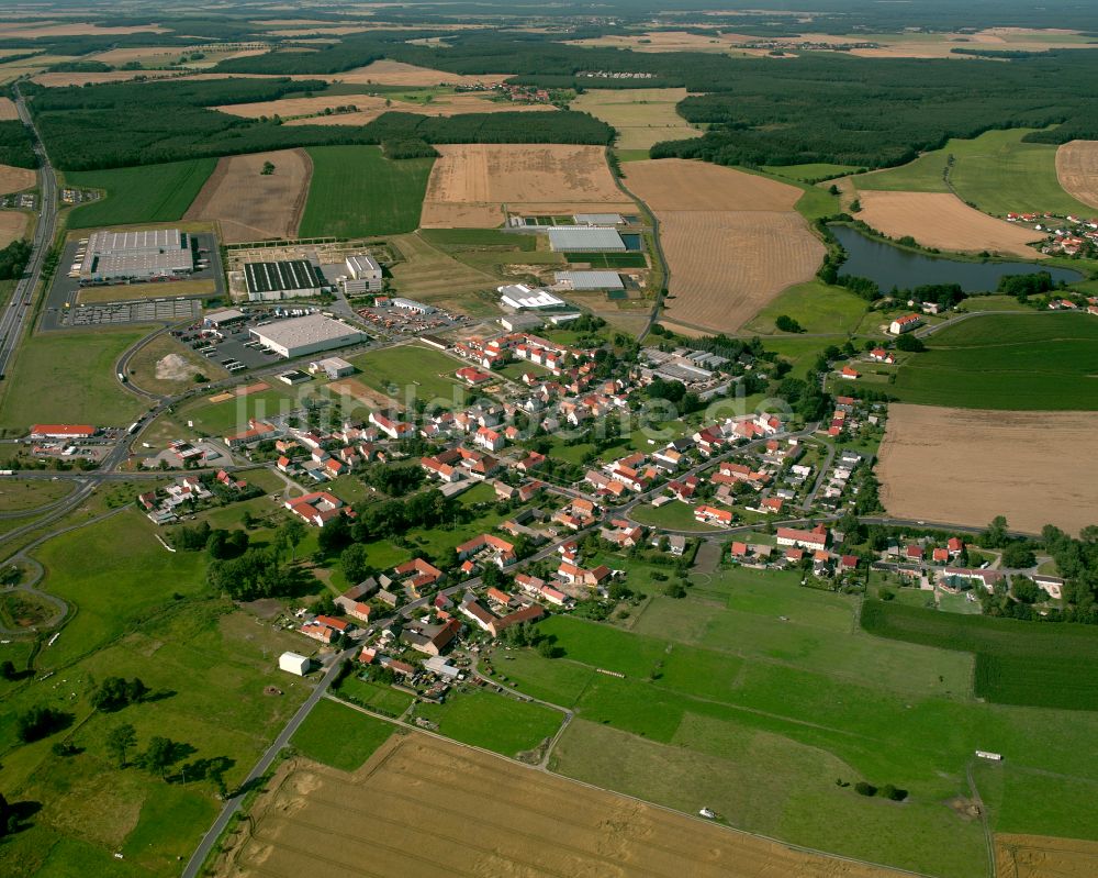 Thiendorf aus der Vogelperspektive: Dorfkern am Feldrand in Thiendorf im Bundesland Sachsen, Deutschland