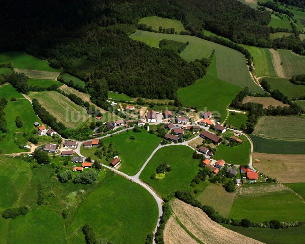 Thurasdorf aus der Vogelperspektive: Dorfkern am Feldrand in Thurasdorf im Bundesland Bayern, Deutschland