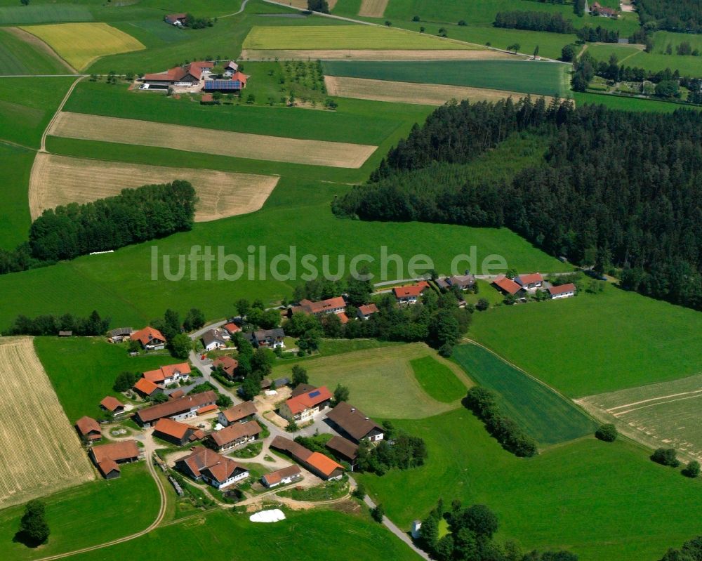 Thurasdorf aus der Vogelperspektive: Dorfkern am Feldrand in Thurasdorf im Bundesland Bayern, Deutschland