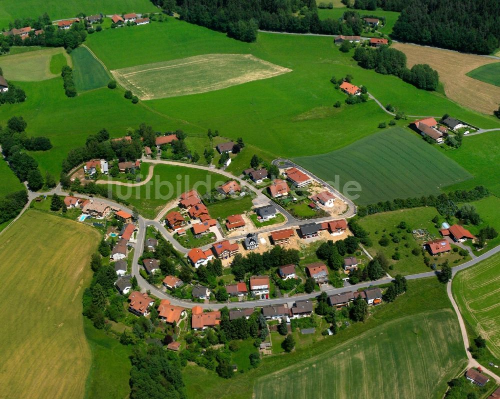 Thurasdorf aus der Vogelperspektive: Dorfkern am Feldrand in Thurasdorf im Bundesland Bayern, Deutschland