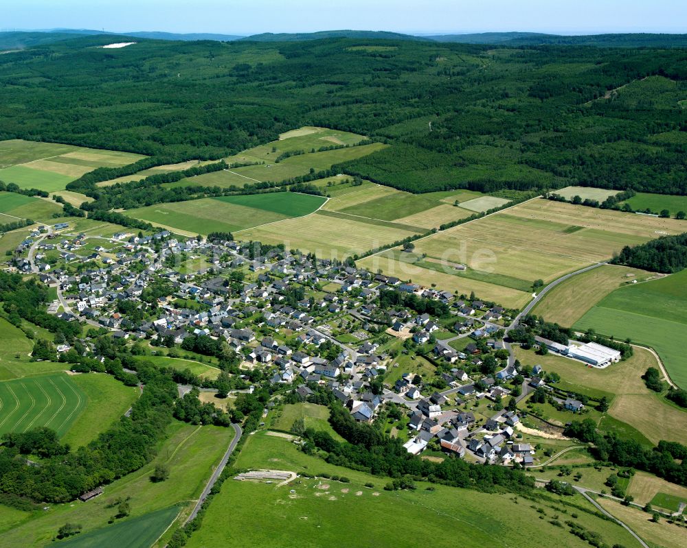 Tiefenbach von oben - Dorfkern am Feldrand in Tiefenbach im Bundesland Rheinland-Pfalz, Deutschland