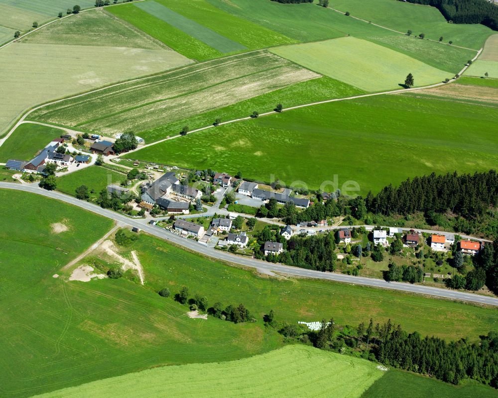 Tiefengrün von oben - Dorfkern am Feldrand in Tiefengrün im Bundesland Bayern, Deutschland