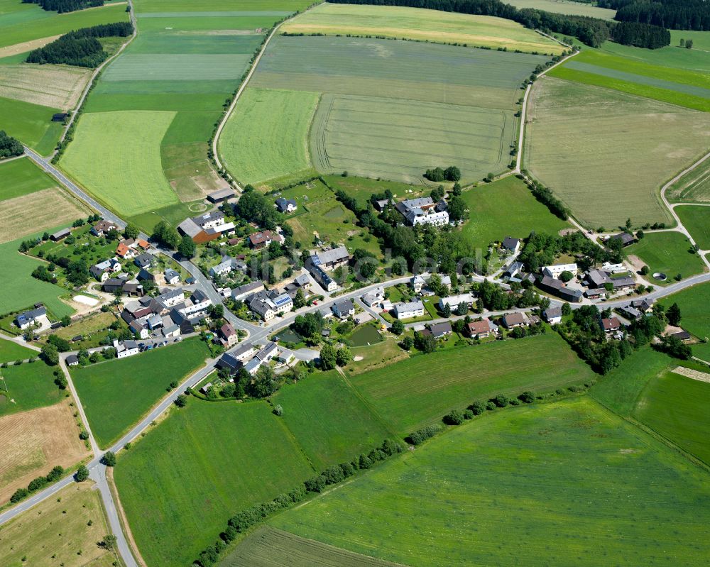 Tiefengrün aus der Vogelperspektive: Dorfkern am Feldrand in Tiefengrün im Bundesland Bayern, Deutschland