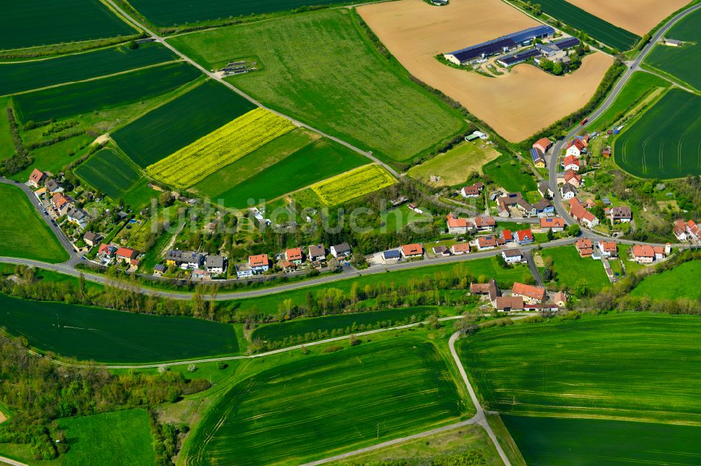 Tiefenstockheim aus der Vogelperspektive: Dorfkern am Feldrand in Tiefenstockheim im Bundesland Bayern, Deutschland