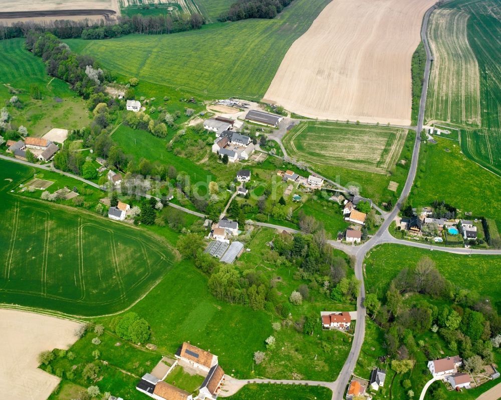 Topfseifersdorf aus der Vogelperspektive: Dorfkern am Feldrand in Topfseifersdorf im Bundesland Sachsen, Deutschland