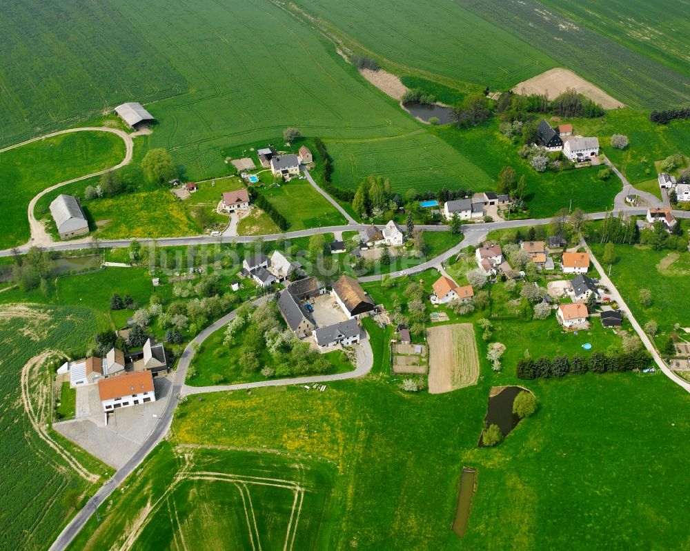 Topfseifersdorf aus der Vogelperspektive: Dorfkern am Feldrand in Topfseifersdorf im Bundesland Sachsen, Deutschland