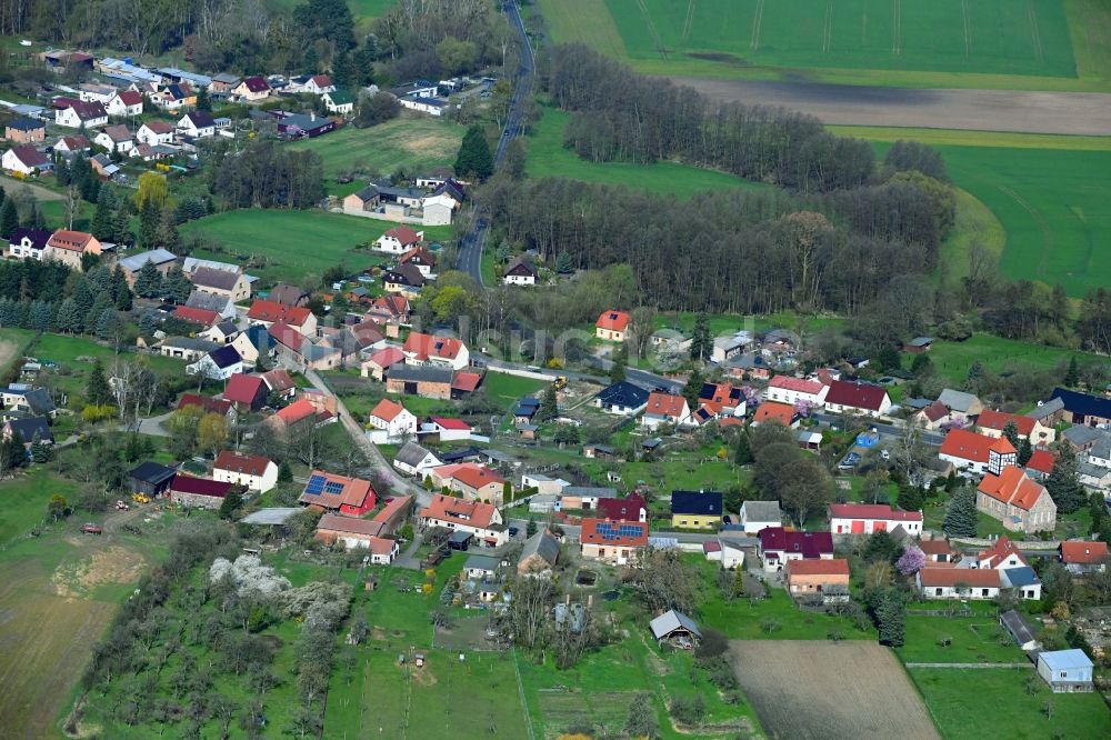 Tornow von oben - Dorfkern am Feldrand in Tornow im Bundesland Brandenburg, Deutschland