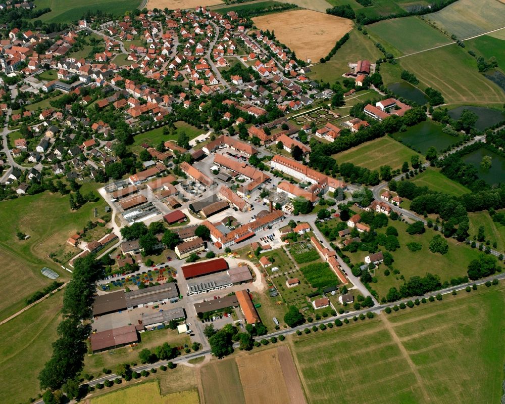 Luftaufnahme Triesdorf - Dorfkern am Feldrand in Triesdorf im Bundesland Bayern, Deutschland