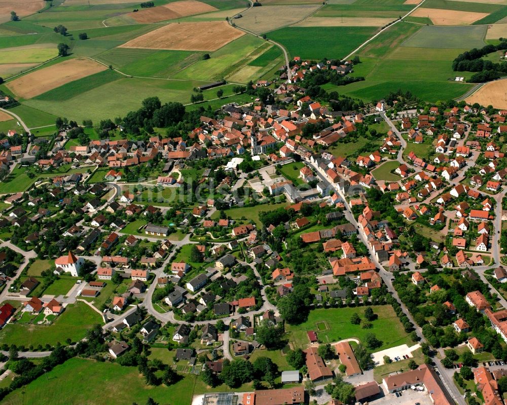 Triesdorf aus der Vogelperspektive: Dorfkern am Feldrand in Triesdorf im Bundesland Bayern, Deutschland