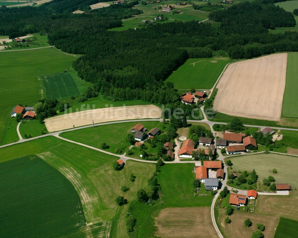 Triftern aus der Vogelperspektive: Dorfkern am Feldrand in Triftern im Bundesland Bayern, Deutschland