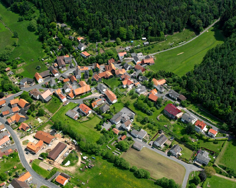 Udenhausen aus der Vogelperspektive: Dorfkern am Feldrand in Udenhausen im Bundesland Hessen, Deutschland