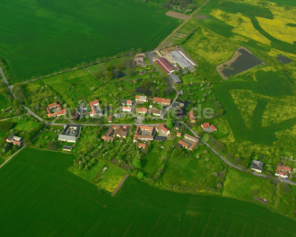 Uhlersdorf aus der Vogelperspektive: Dorfkern am Feldrand in Uhlersdorf im Bundesland Thüringen, Deutschland