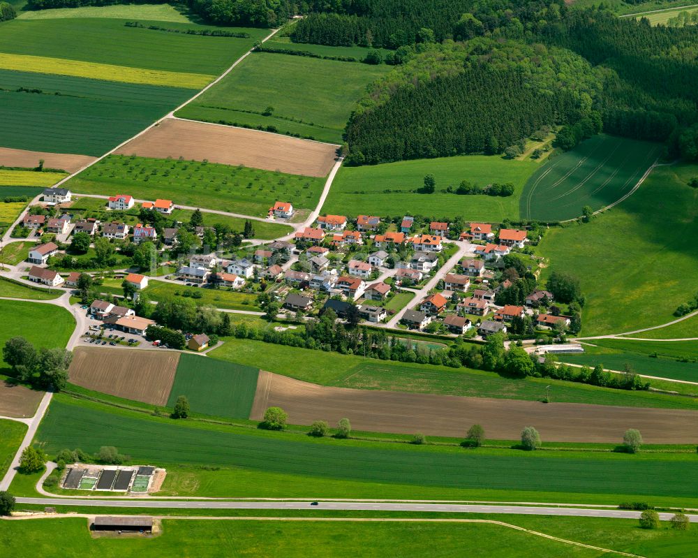 Unlingen von oben - Dorfkern am Feldrand in Unlingen im Bundesland Baden-Württemberg, Deutschland