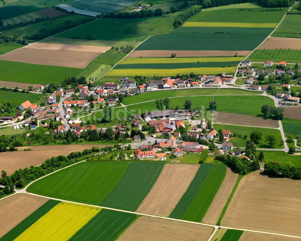 Unlingen aus der Vogelperspektive: Dorfkern am Feldrand in Unlingen im Bundesland Baden-Württemberg, Deutschland