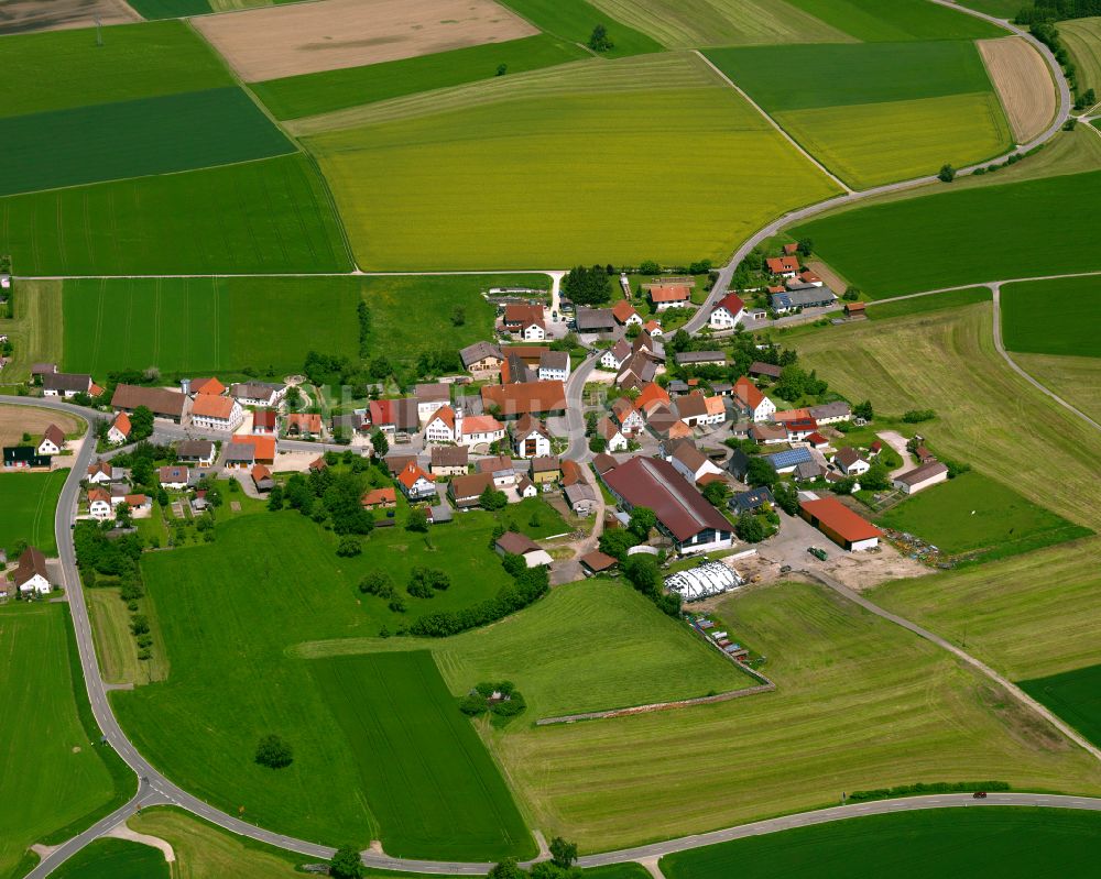 Unlingen aus der Vogelperspektive: Dorfkern am Feldrand in Unlingen im Bundesland Baden-Württemberg, Deutschland