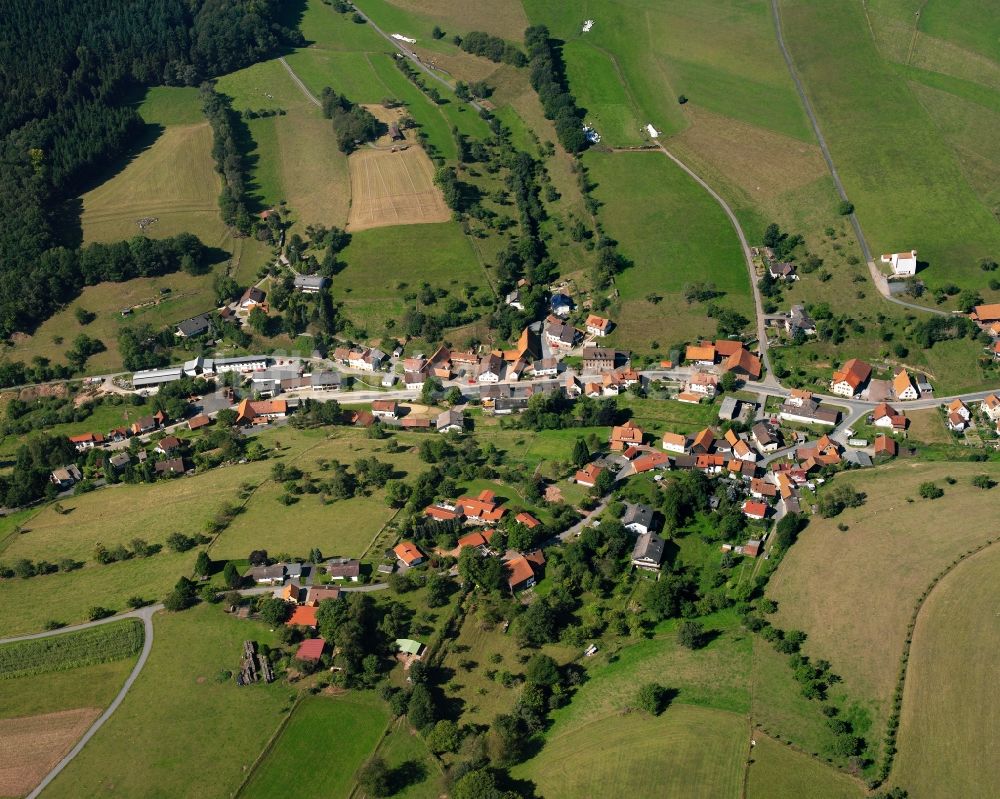 Unter-Sensbach aus der Vogelperspektive: Dorfkern am Feldrand in Unter-Sensbach im Bundesland Hessen, Deutschland