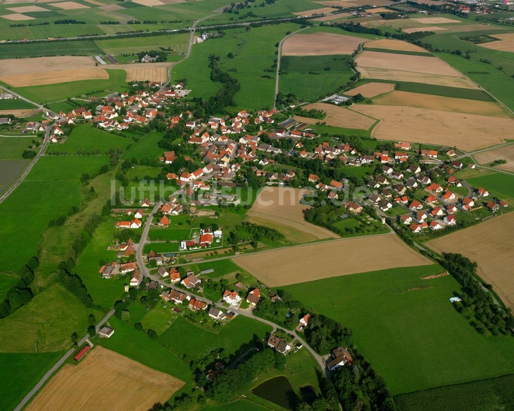 Unterampfrach von oben - Dorfkern am Feldrand in Unterampfrach im Bundesland Bayern, Deutschland