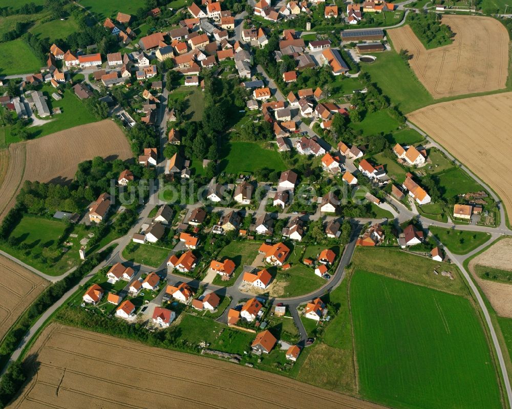 Luftaufnahme Unterampfrach - Dorfkern am Feldrand in Unterampfrach im Bundesland Bayern, Deutschland