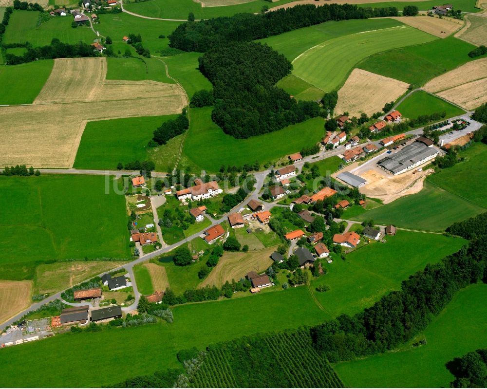 Untergschwandt von oben - Dorfkern am Feldrand in Untergschwandt im Bundesland Bayern, Deutschland