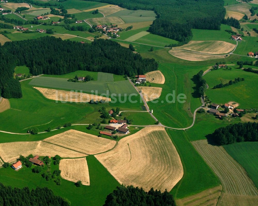 Unterholzen von oben - Dorfkern am Feldrand in Unterholzen im Bundesland Bayern, Deutschland