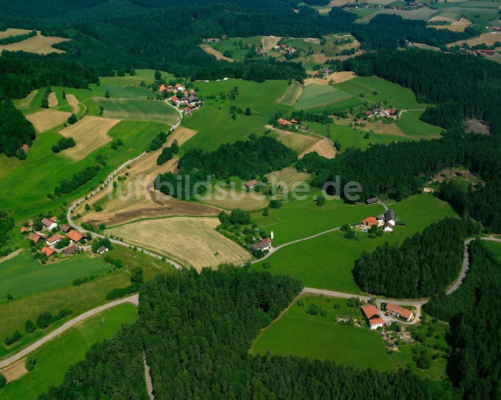 Unterholzen von oben - Dorfkern am Feldrand in Unterholzen im Bundesland Bayern, Deutschland