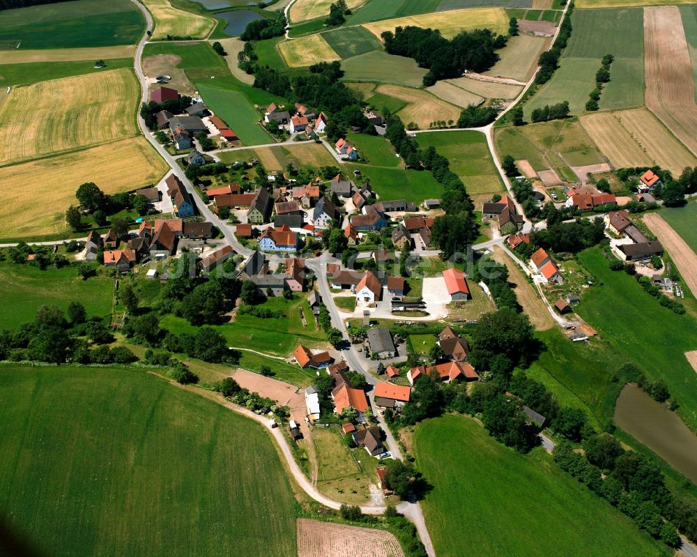 Untermosbach aus der Vogelperspektive: Dorfkern am Feldrand in Untermosbach im Bundesland Bayern, Deutschland