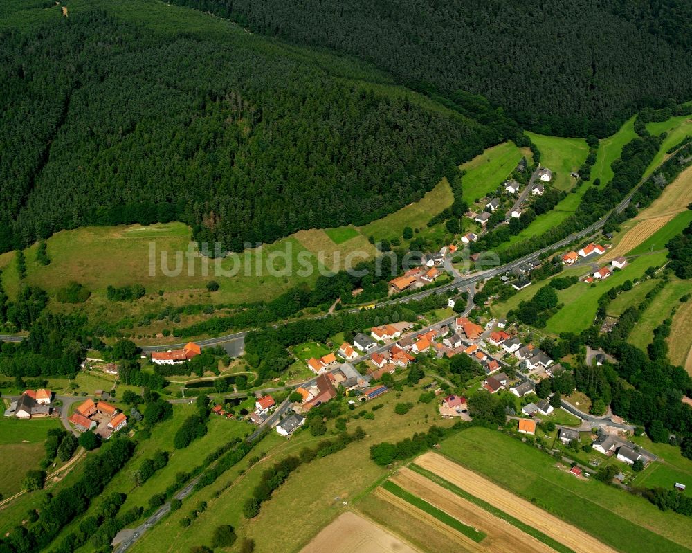 Unterneurode aus der Vogelperspektive: Dorfkern am Feldrand in Unterneurode im Bundesland Hessen, Deutschland