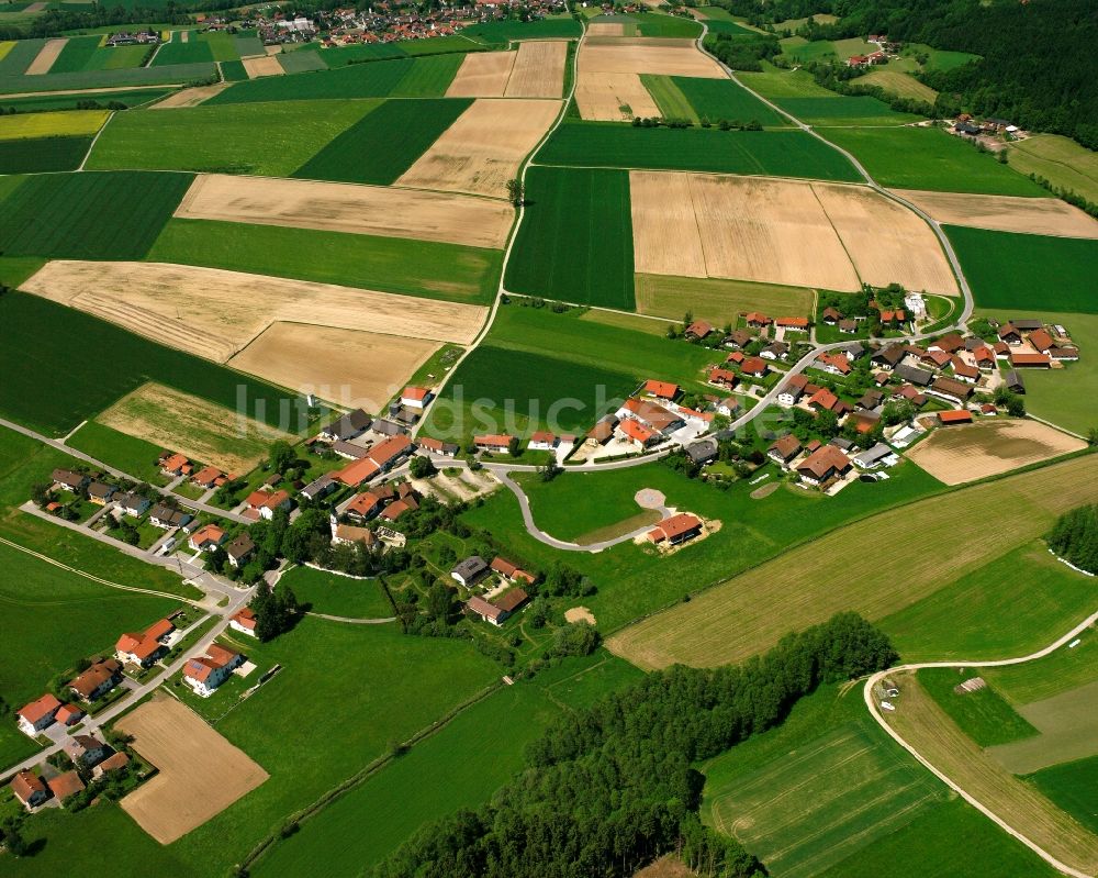 Unterradlsbach aus der Vogelperspektive: Dorfkern am Feldrand in Unterradlsbach im Bundesland Bayern, Deutschland