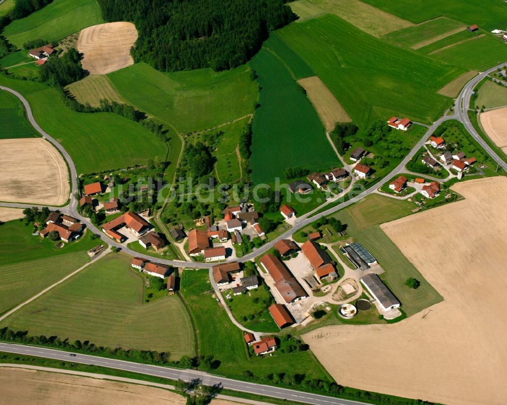 Untertattenbach von oben - Dorfkern am Feldrand in Untertattenbach im Bundesland Bayern, Deutschland