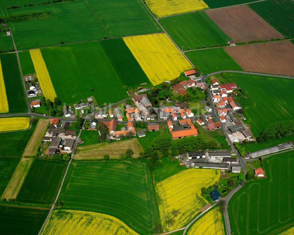 Unterweisenborn aus der Vogelperspektive: Dorfkern am Feldrand in Unterweisenborn im Bundesland Hessen, Deutschland